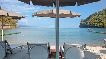 Playa privada y sombrillas