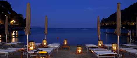 Yksityinen ranta, aurinkovarjoja