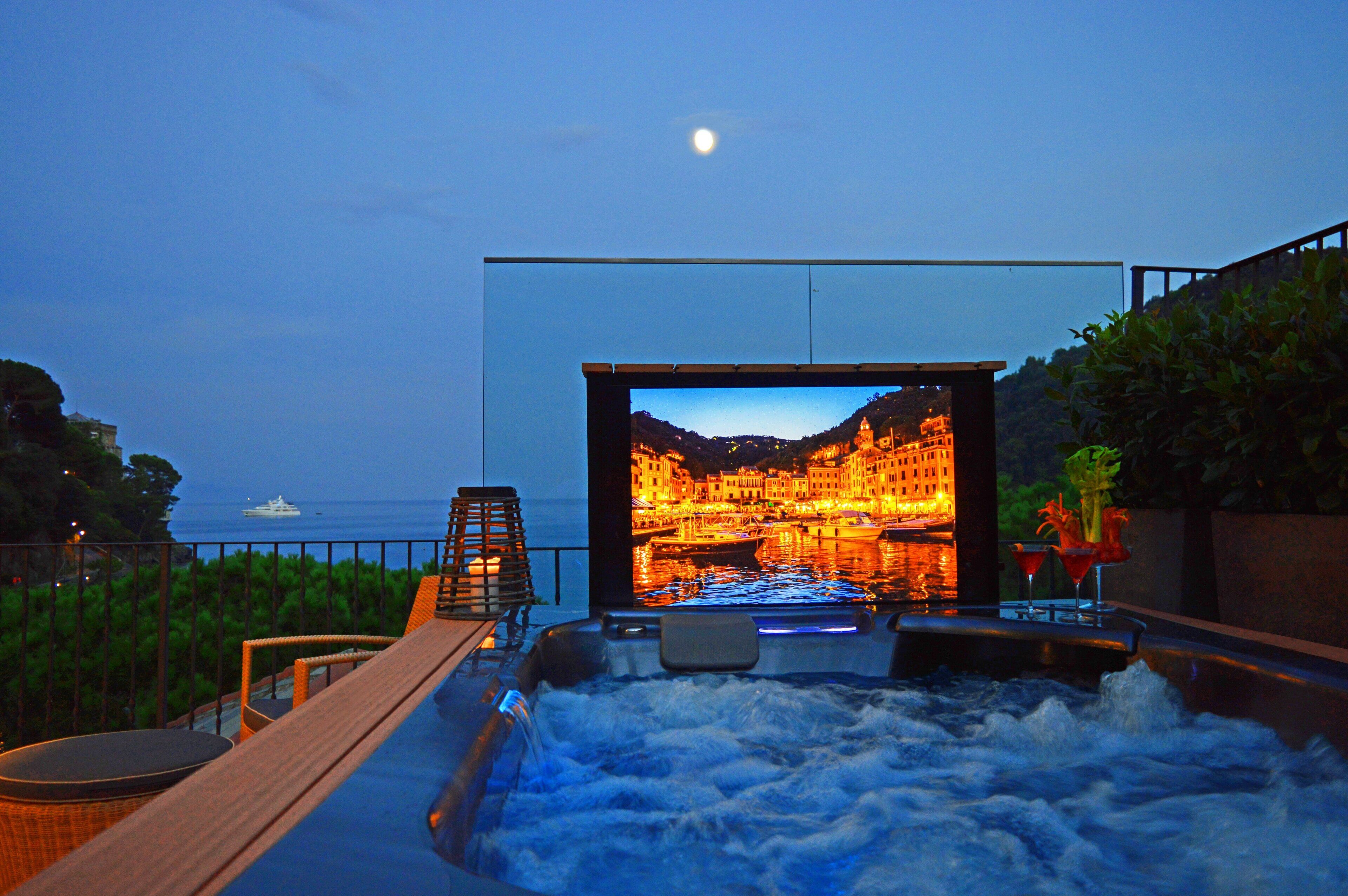 two levels suite | private spa tub