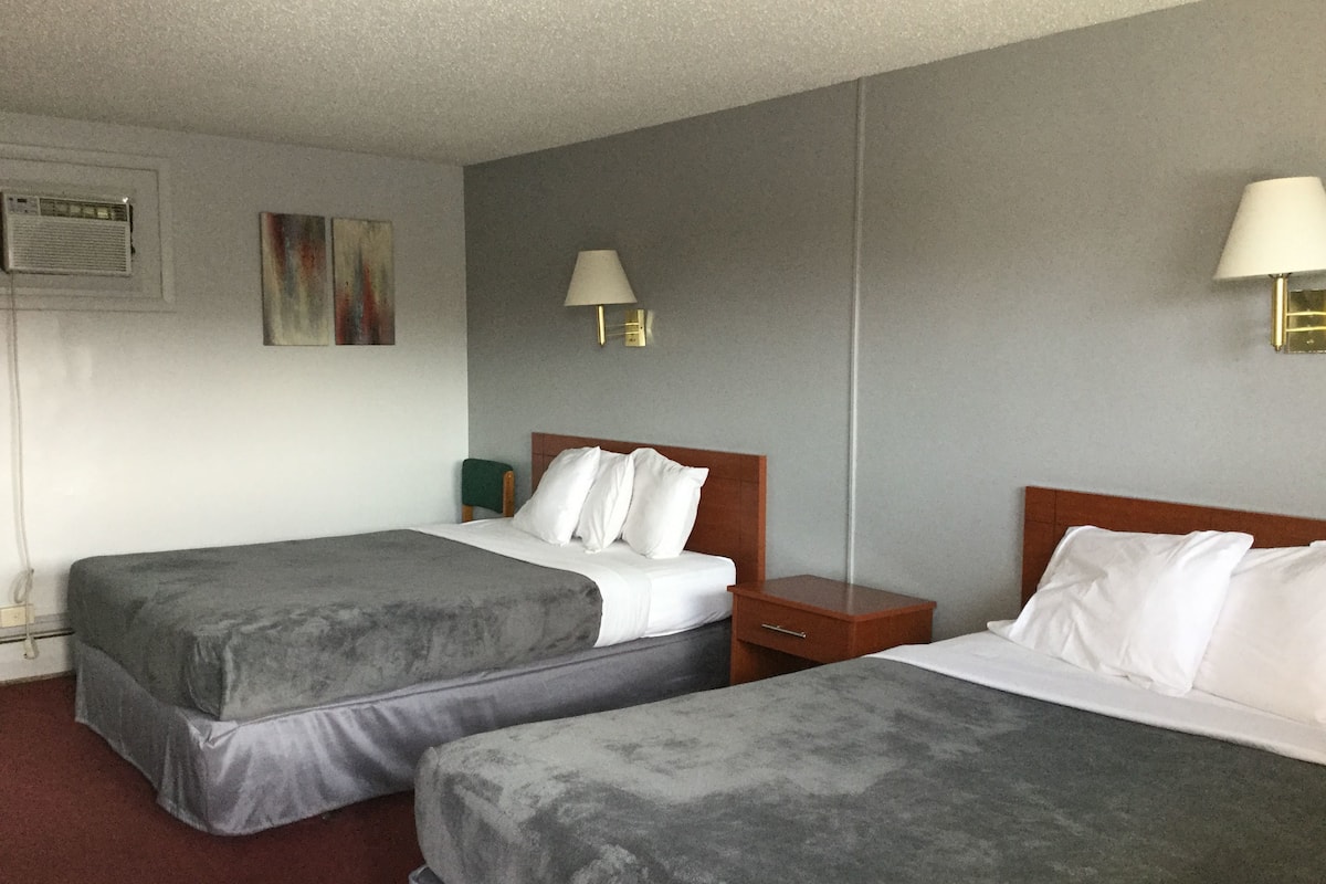 Escrivaninha, cortinas blackout, Wi-Fi de cortesia, roupa de cama
