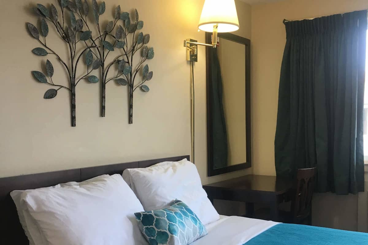 Quarto standard, 1 cama Queen, geladeira e micro-ondas | Escrivaninha, cortinas blackout, Wi-Fi de cortesia, roupa de cama