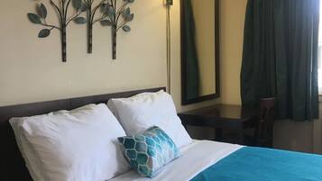 Kamar Standar, 1 Tempat Tidur Queen, lemari es & microwave | Meja kerja, tirai kedap cahaya, Wi-Fi gratis, dan seprai linen