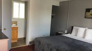 Chambre Standard, 1 grand lit, réfrigérateur et four à micro-ondes | Bureau, rideaux occultants, Wi-Fi gratuit, draps fournis