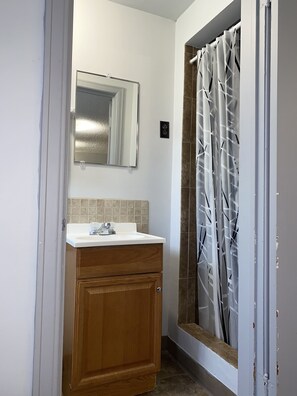Basic Triple Room | Bathroom - Swiss Cottage Inn (Niagara Falls)