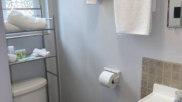 Chambre Triple | Salle de bain | Serviettes fournies