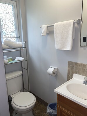 Basic Triple Room | Bathroom