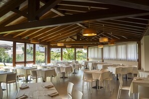2 restaurants; breakfast, lunch and dinner served  - VOI Baia di Tindari Resort (Furnari)