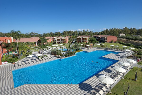 3 outdoor pools, pool umbrellas, pool loungers