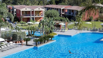 3 piscine all'aperto, ombrelloni da piscina, lettini