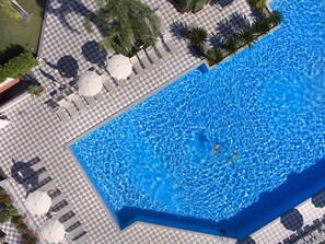 3 piscinas al aire libre, sombrillas, sillones reclinables de piscina