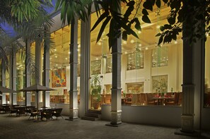 2 restaurants, breakfast served