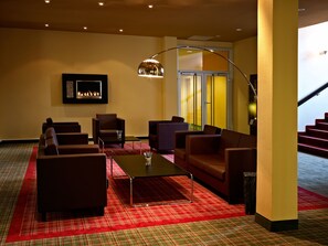A lobby with sofas, a coffee table, and a framed picture on the wall. - Konsum Berghotel Oberhof (Oberhof)