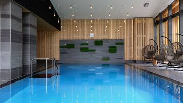 Inomhuspool med öppettider 10.30 till 22.00, och solstolar