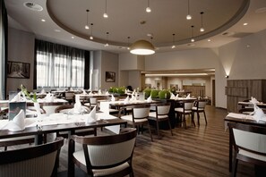 Petit déjeuner et dßner servis sur place, spécialités Cuisine locale