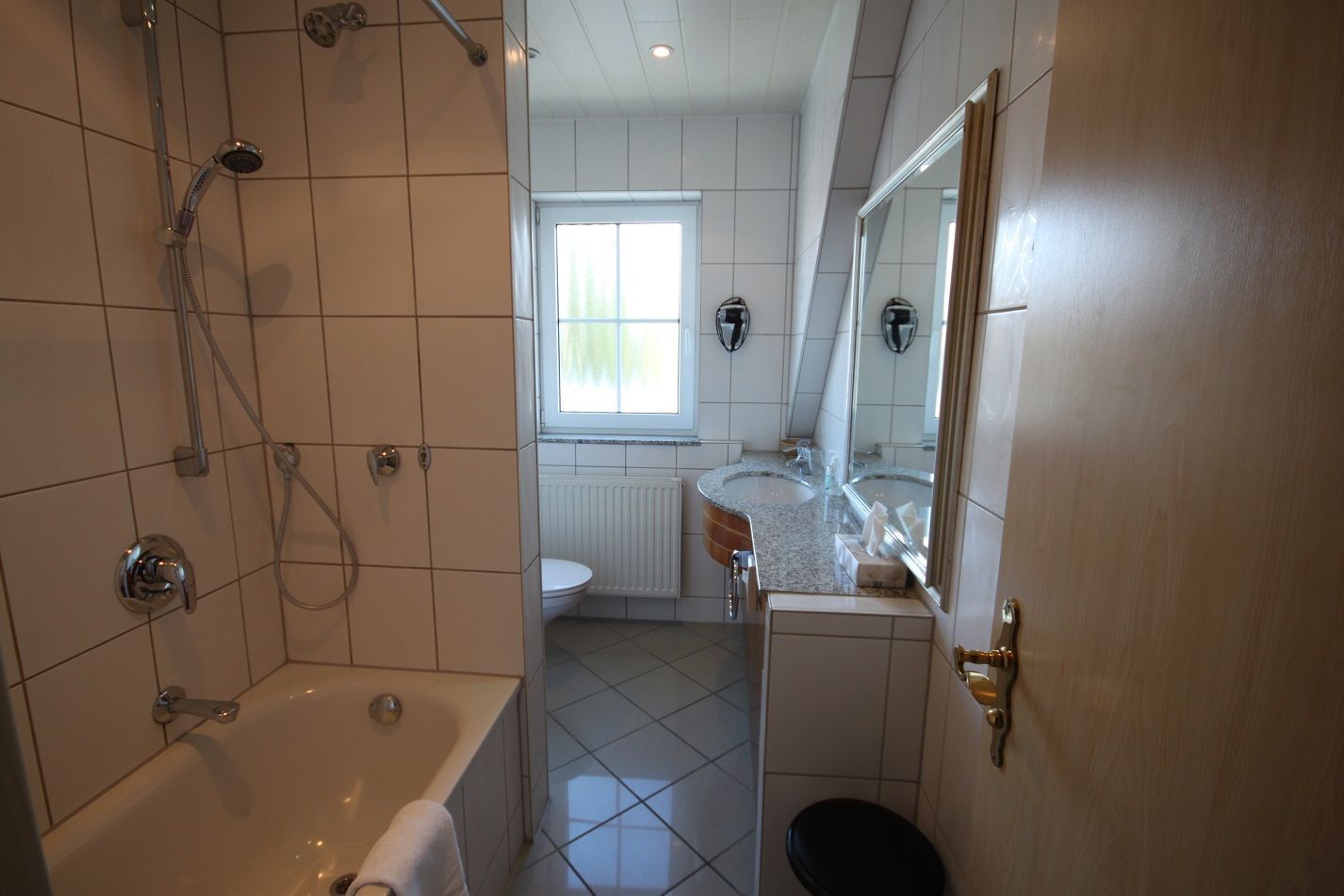 標準三人房 | 浴室 | 淋浴設備、吹風機、毛巾