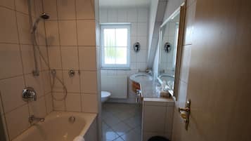 Kolmen hengen standard-huone | Kylpyhuone | Suihku, hiustenkuivaaja, pyyhkeet