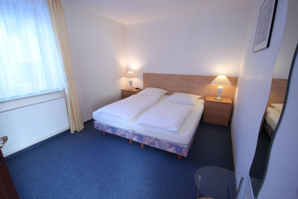 Vierpersoonskamer | Een minibar, een kluis op de kamer, een strijkplank/strijkijzer