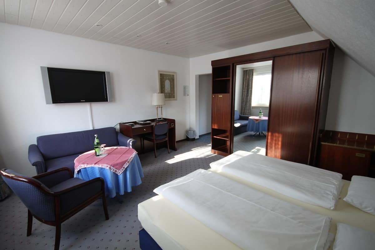 Standaard driepersoonskamer | Een minibar, een kluis op de kamer, een strijkplank/strijkijzer