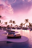 2 piscinas al aire libre, camas de piscina con cargo, sombrillas
