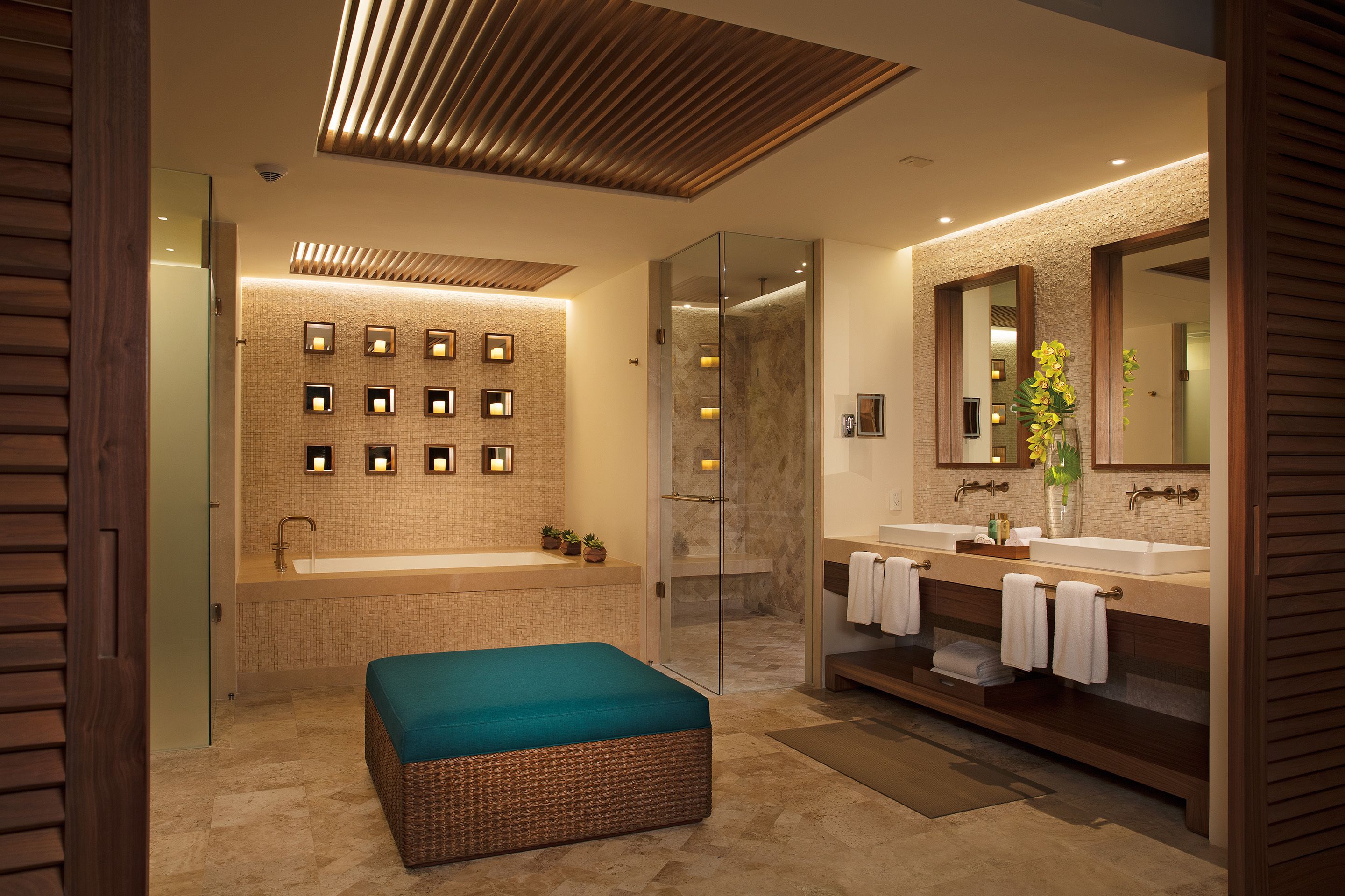 Preferred Club Honeymoon Suite King | Bathroom | Separate tub and shower, jetted tub, free toiletries, hair dryer