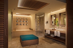 Preferred Club Honeymoon Suite King | Bathroom | Separate tub and shower, jetted tub, free toiletries, hair dryer