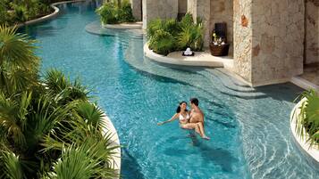 Ilmaiset minibaarituotteet, tallelokero huoneessa, työpöytä