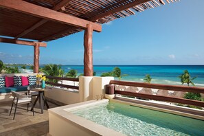 Preferred Club Honeymoon Suite | Terraza o patio