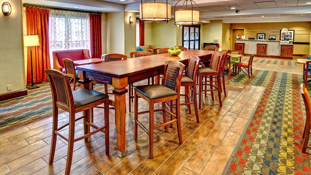 Reception - Hampton Inn Cleveland (Cleveland)