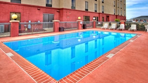 Outdoor pool - Hampton Inn Cleveland (Cleveland)