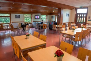 Daily self-serve breakfast for a fee - Stirling Youth Hostel (Stirling)