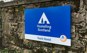 Placa para o albergue da juventude Hostelling Scotland.