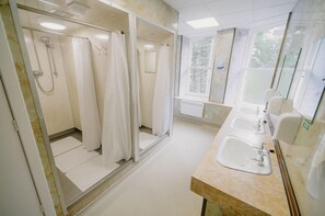 Douche, serviettes fournies