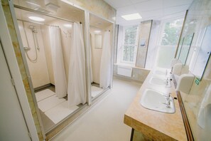 Bathroom - Braemar Youth Hostel (Ballater)