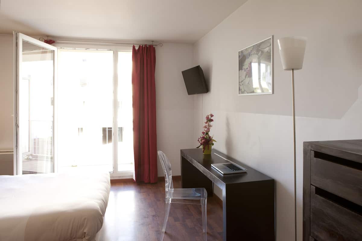 Sistema de insonorización, cunas gratuitas, wifi gratis y ropa de cama