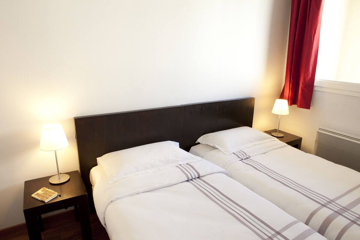 Sistema de insonorización, cunas gratuitas, wifi gratis y ropa de cama