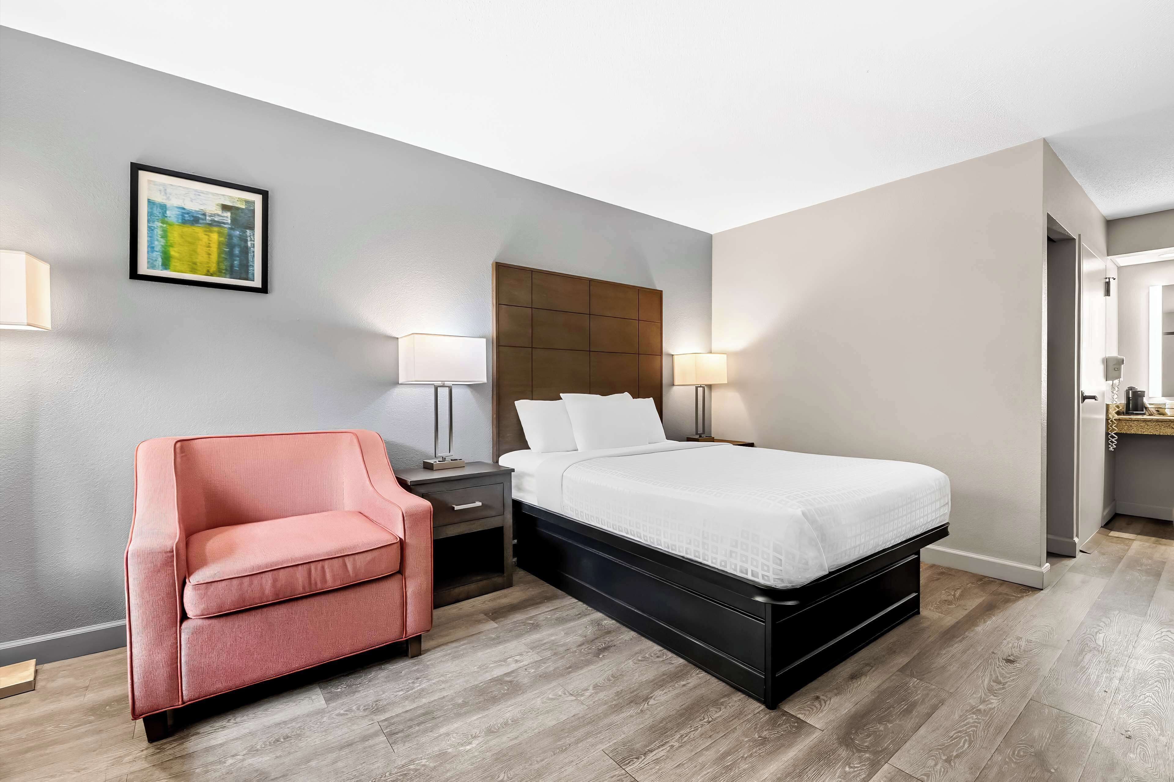 Standard Room, 1 Double Bed, Accessible, Bathtub | In-room safe, desk, laptop workspace, iron/ironing board