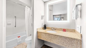 Un bagno moderno con doccia, WC e lavandino.