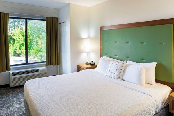 1 غرفة نوم وأغطية فراش متميزة وخزنة داخل الغرفة ومكتب