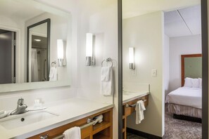 Combined shower/tub, free toiletries, hair dryer, towels