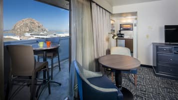 Deluxe kamer, 1 kingsize bed, uitzicht op baai | 1 slaapkamer, verduisterende gordijnen, een strijkplank/strijkijzer