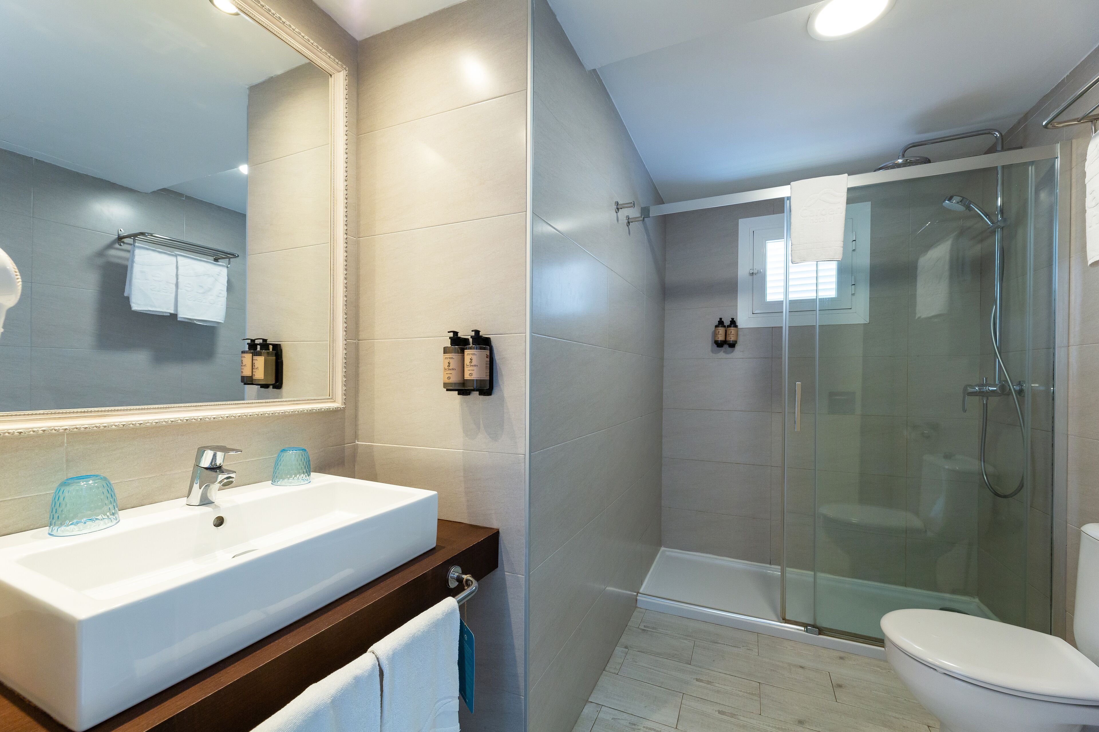 one bedroom apartment | bathroom | combined shower/bathtub, towels, soap, shampoo