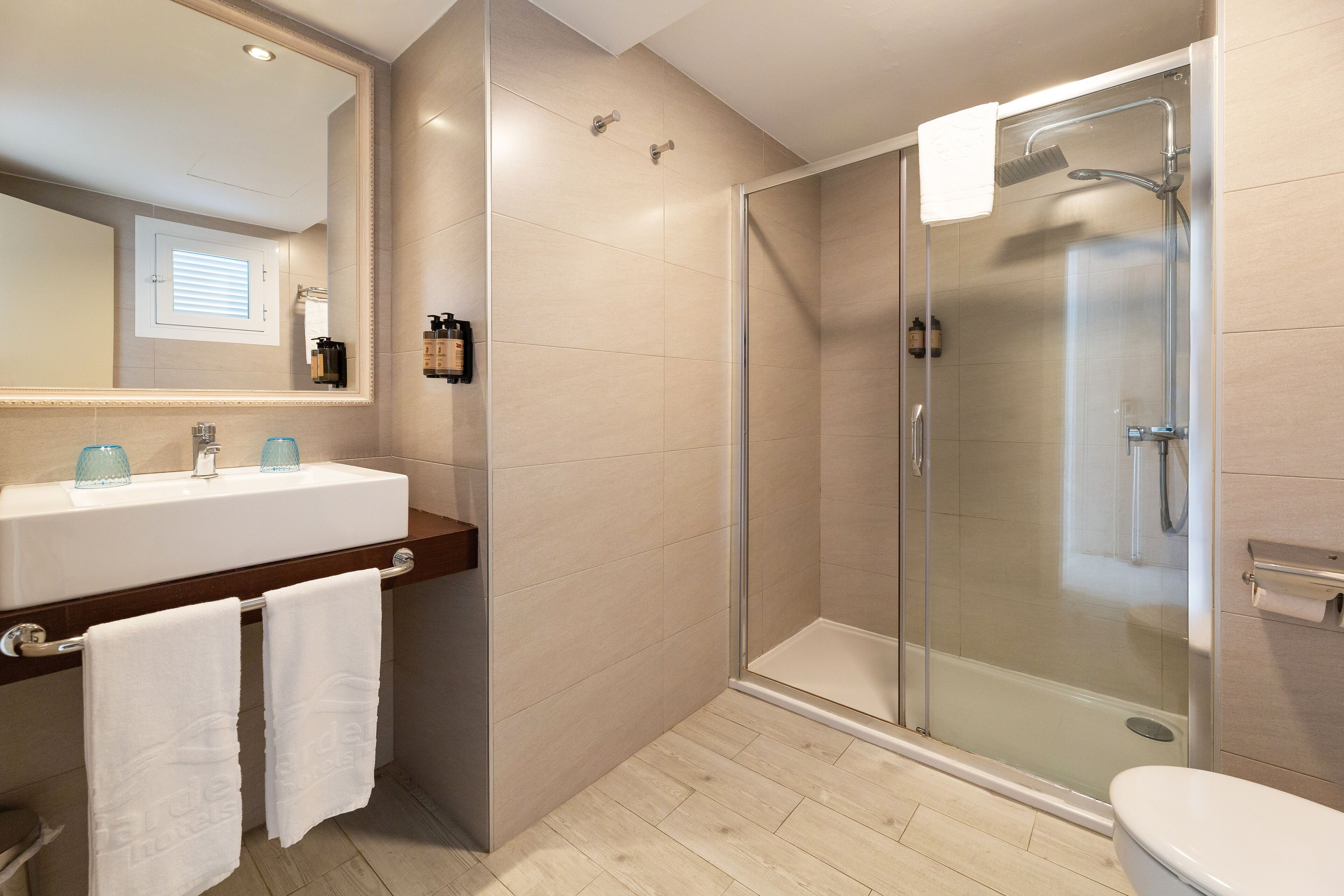 premium one bedroom apartment private garden& hydro | bathroom | combined shower/bathtub, towels, soap, shampoo