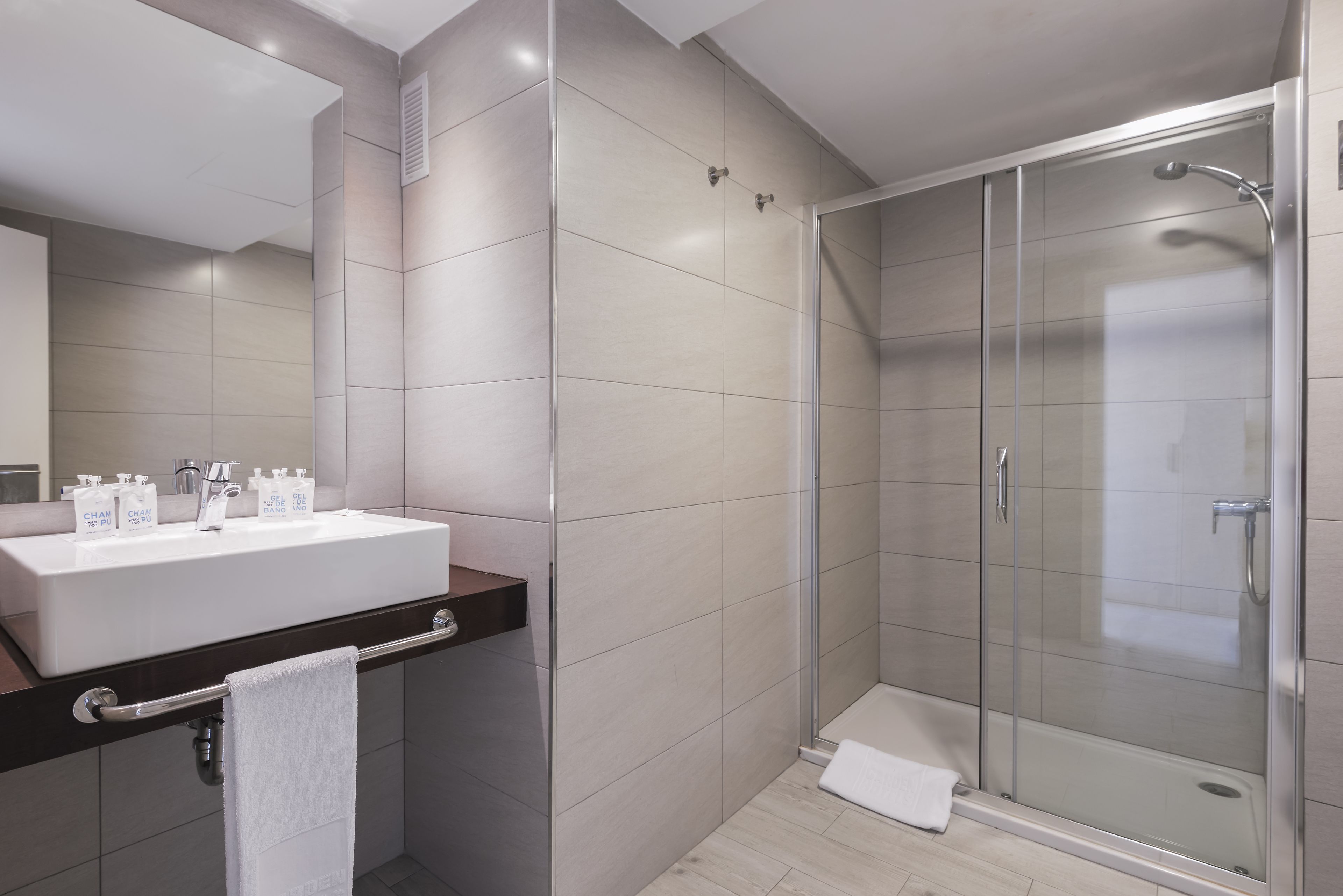 combined shower/bathtub, towels, soap, shampoo