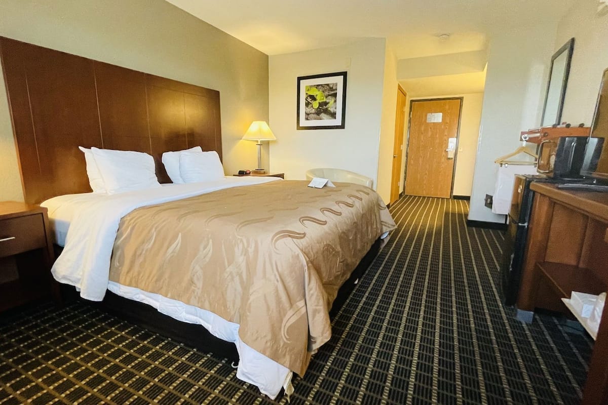 In-room safe, desk, laptop workspace, soundproofing