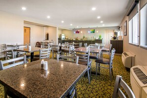 Free daily continental breakfast - Quality Inn Madison West Near University Area (Madison)