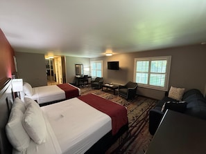 Familiekamer, niet-roken, uitzicht op tuin | Luxe beddengoed, een kluis op de kamer, een bureau, een laptopwerkplek