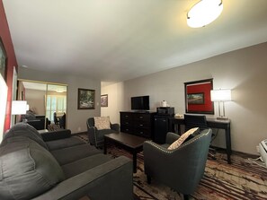 Suite – business | Oppholdsområde | En 26-tommers Flatskjerm-TV med Parabol-TV samt TV