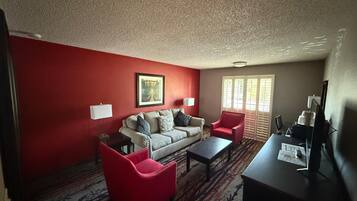 Business Suite, 1 Queen Bed with Sofa bed, Non Smoking, Corner | Living area | 26-inch flat-screen TV with satellite channels, TV