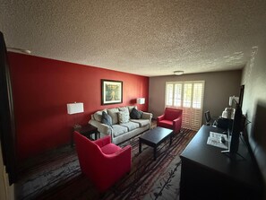 Suite – business, 1 queensize-seng med sovesofa, ikke-røyk, hjørnerom | Oppholdsområde | En 26-tommers Flatskjerm-TV med Parabol-TV samt TV