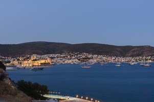 Un pueblo costero con un fuerte histórico, puerto deportivo y edificios residenciales.